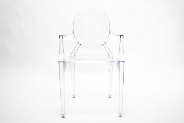 Kartell Louis Ghost Armlehnstuhl glasklar transparent seitliche-ansicht-von-vorne