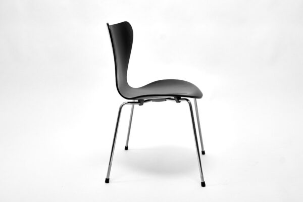 Fritz Hansen 3107 4-Bein Stuhl lackiert schwarz