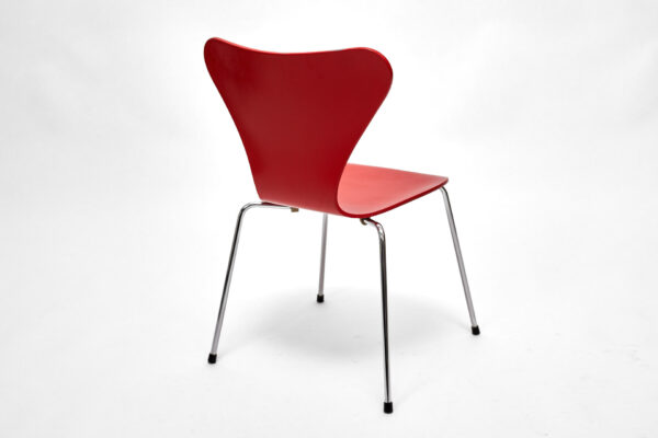 Fritz Hansen 3107 4-Bein Stuhl lackiert rot Ansicht von hinten