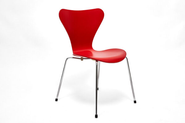 Fritz Hansen 3107 4-Bein Stuhl lackiert rot