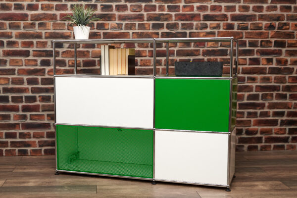 USM Haller Sideboard mit Klappen und offenen Fächern reinweiss / grün von hinten