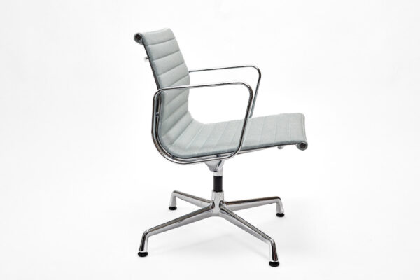 Vitra Alu Chair EA 108 Hopsak eisblau / elfenbein Profilansicht