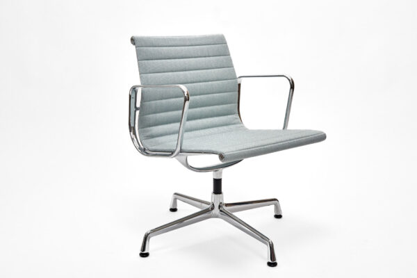 Vitra Alu Chair EA 108 Hopsak eisblau / elfenbein seitliche Ansicht