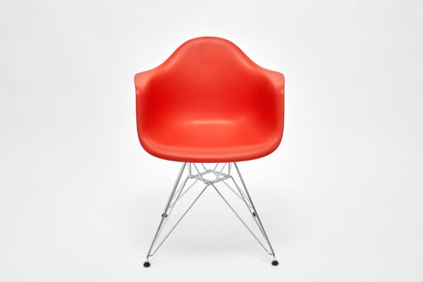 Eames Plastic Armchair DAR rot (neue Höhe) Ansicht von vorne