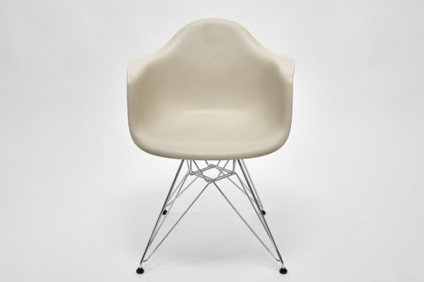 Vitra Eames Plastic Armchair DAR kieselstein (neue Höhe) Ansicht von vorne