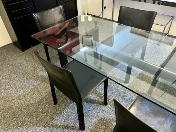 Cassina Le Corbusier LC6 Glas Esstisch & 6x Cab 412 Detailansicht