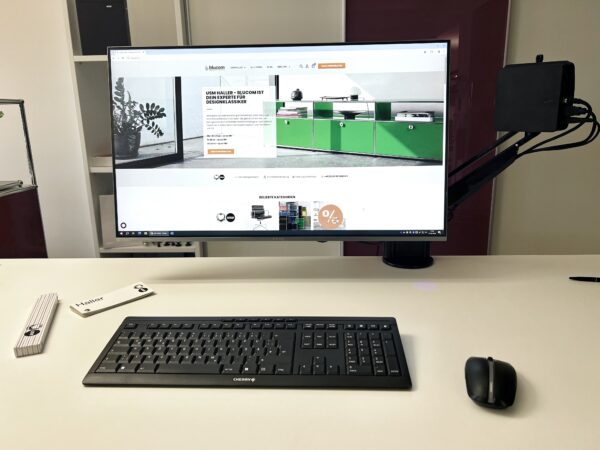 Clou Duo C Monitortragarm mit Tischbefestigung schwarz montiert an den StandUp PRO