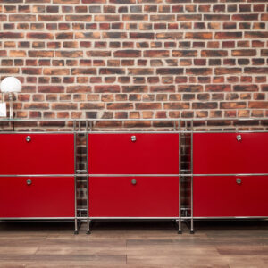 USM Haller Sideboard mit 6 Klappen und Glasreling rubinrot