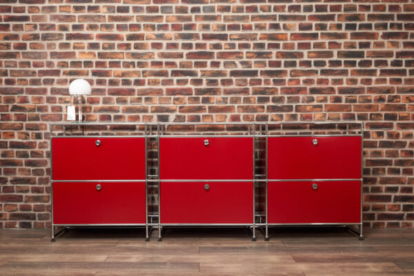 USM Haller Sideboard mit 6 Klappen und Glasreling rubinrot