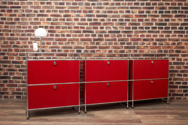 USM Haller Sideboard mit 6 Klappen und Glasreling rubinrot seitliche Ansicht