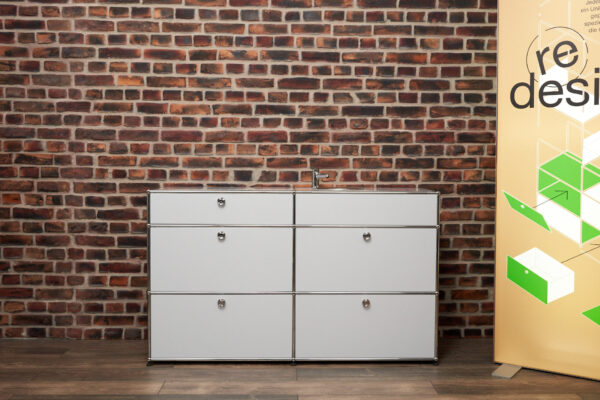 USM Haller Sideboard mit Spülbecken und Schubladen in lichtgrau Ansicht von vorne