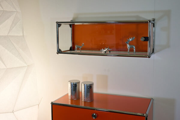 USM Haller Wandvitrine reinorange