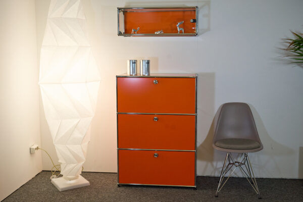 USM Haller Wandvitrine reinorange mit Regal